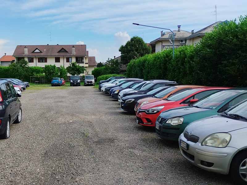 FDP Parking - Aeroporto Malpensa Fila di auto FDP Parking - Aeroporto Malpensa