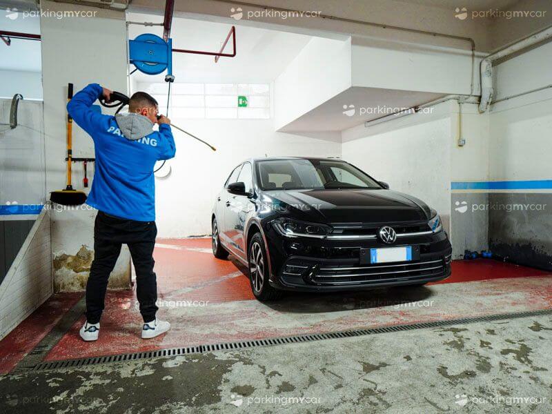 DanoPark - SanMartino - Genova centro città Uomo che lava auto presso DanoPark - SanMartino