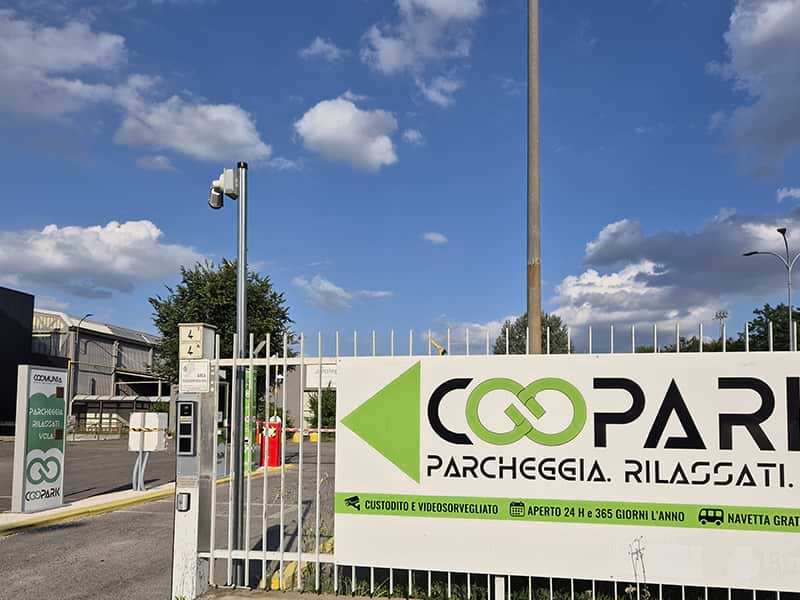 ParkingMyCar Aeroporto Bologna Insegna all'entrata ParkingMyCar Aeroporto Bologna