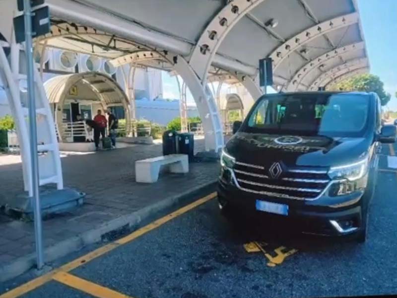 Unirei Parking - Stazione Lamezia Terme Navetta sotto tettoia Unirei Parking - Aeroporto Lamezia Terme