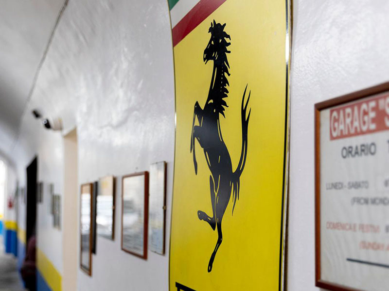 Garage Sant'Antonino - Firenze Santa Maria Novella Stemma Ferrari Garage Sant'Antonino