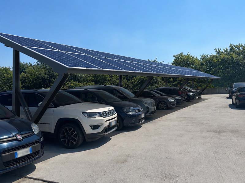 Auto parcheggiate sotto tettoia presso Lock & Fly