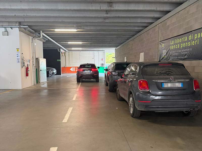 Auto parcheggiate al coperto presso Lock & Fly