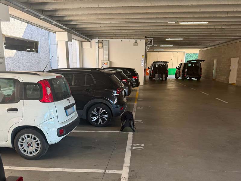 Auto parcheggiate presso Lock & Fly