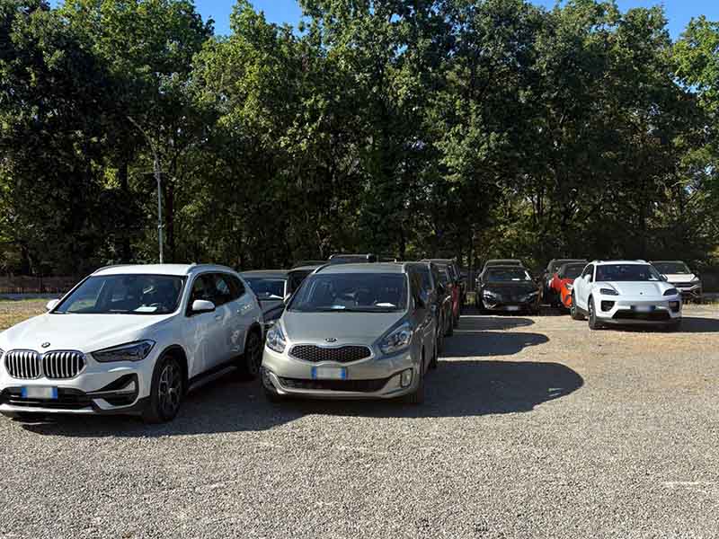 Car Valet - Aeroporto Bologna Veicoli posteggiati a Car Valet Aeroporto
