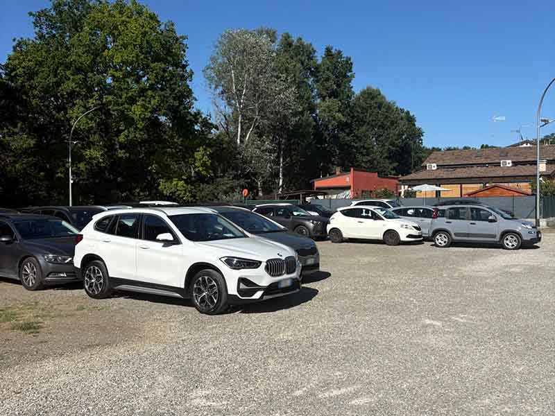 Car Valet - Aeroporto Bologna Auto all'aperto nel parcheggio Car Valet Aeroporto