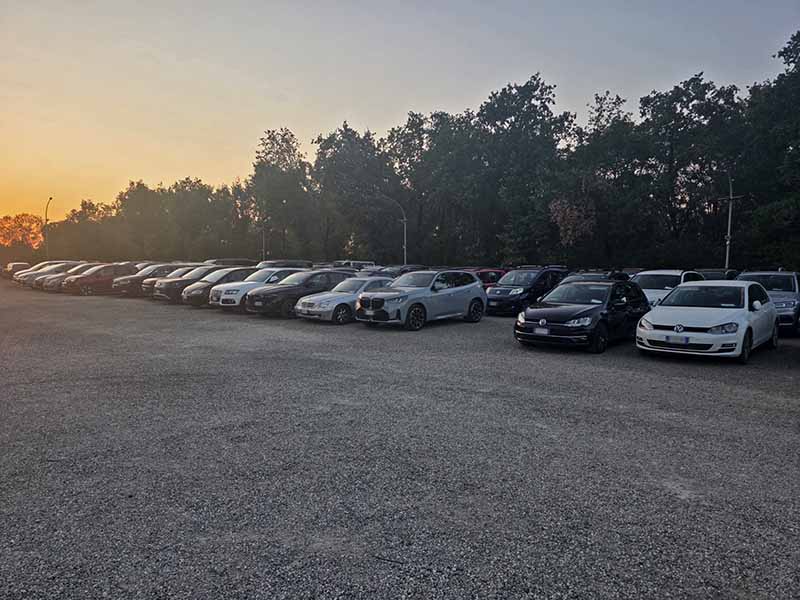 Car Valet - Aeroporto Bologna Fila di auto in sosta al tramonto - Car Valet Aeroporto
