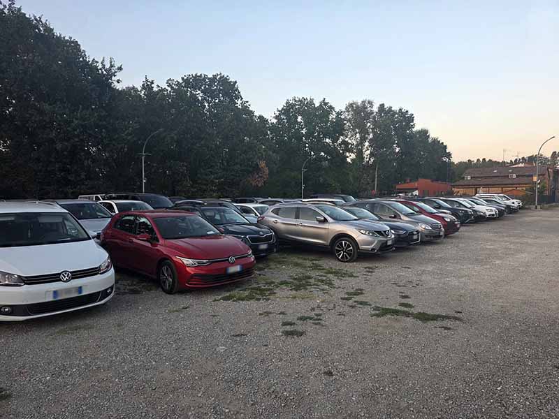 Car Valet - Aeroporto Bologna Fila di auto presso Car Valet Aeroporto